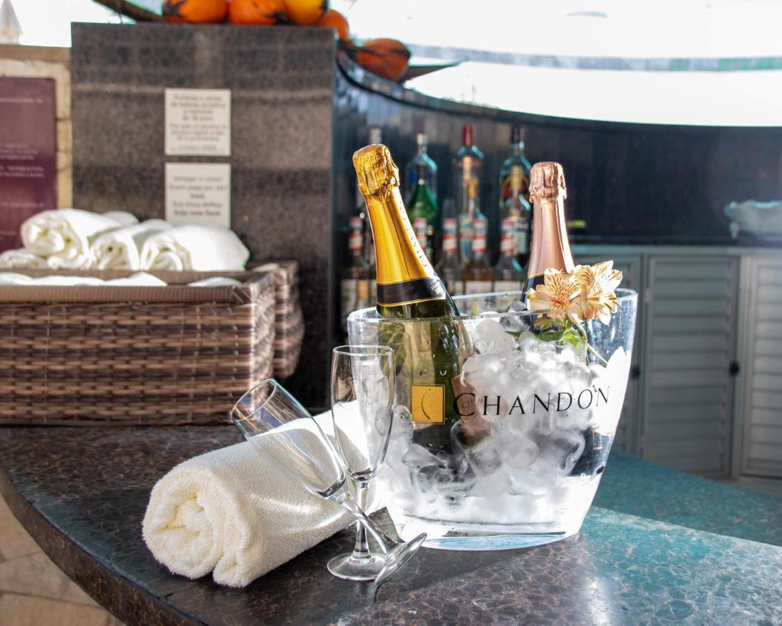 Hotel Atlante Plaza Recife Exterior foto Champagne bottles in a champagne bucket
