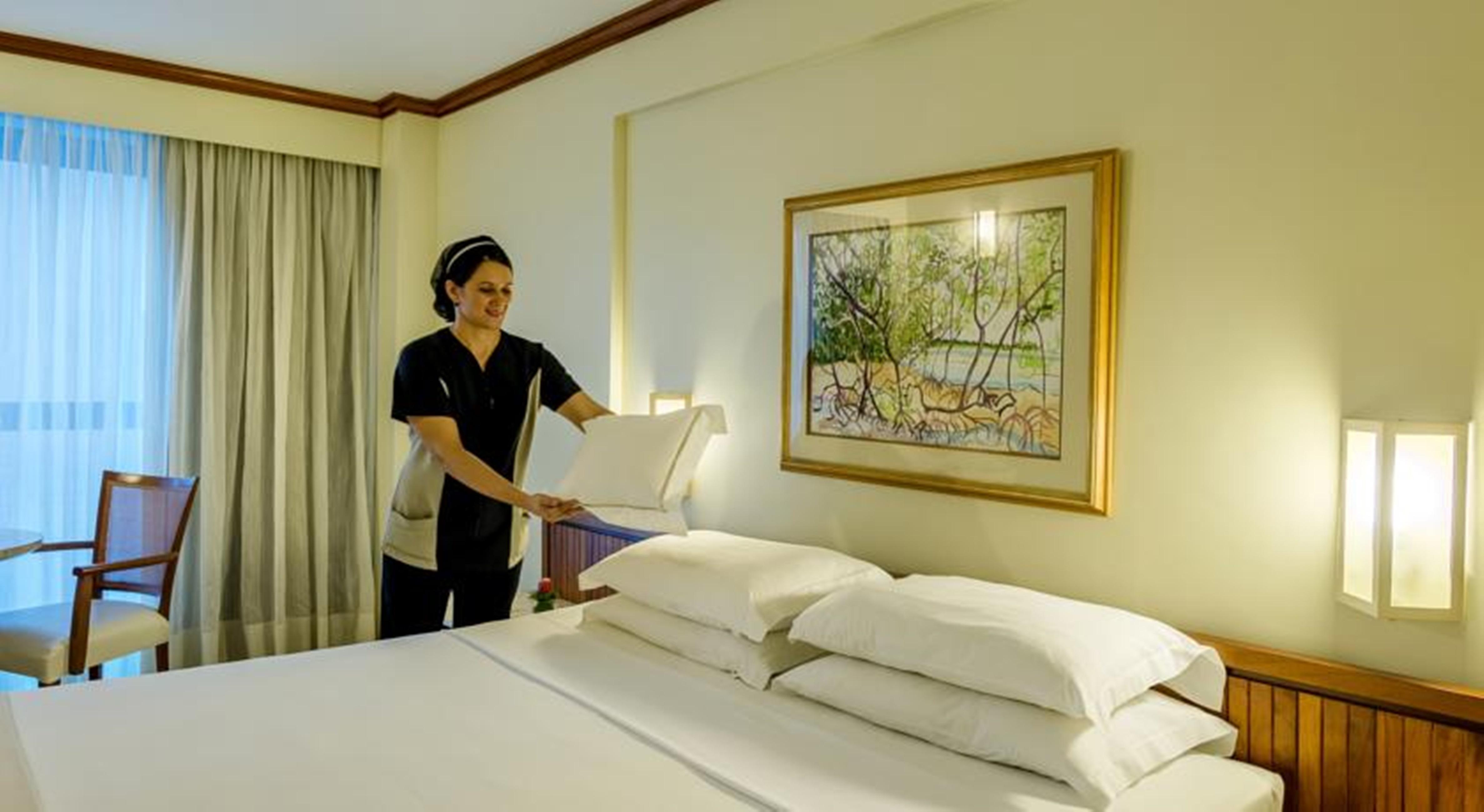 Hotel Atlante Plaza Recife Exterior foto A chambermaid making a bed