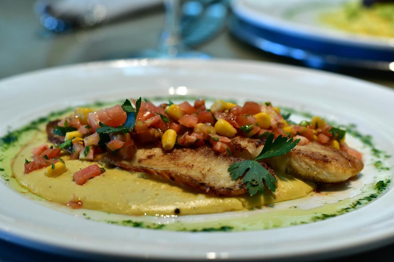 Hotel Atlante Plaza Recife Exterior foto A dish of halibut with corn and tomato