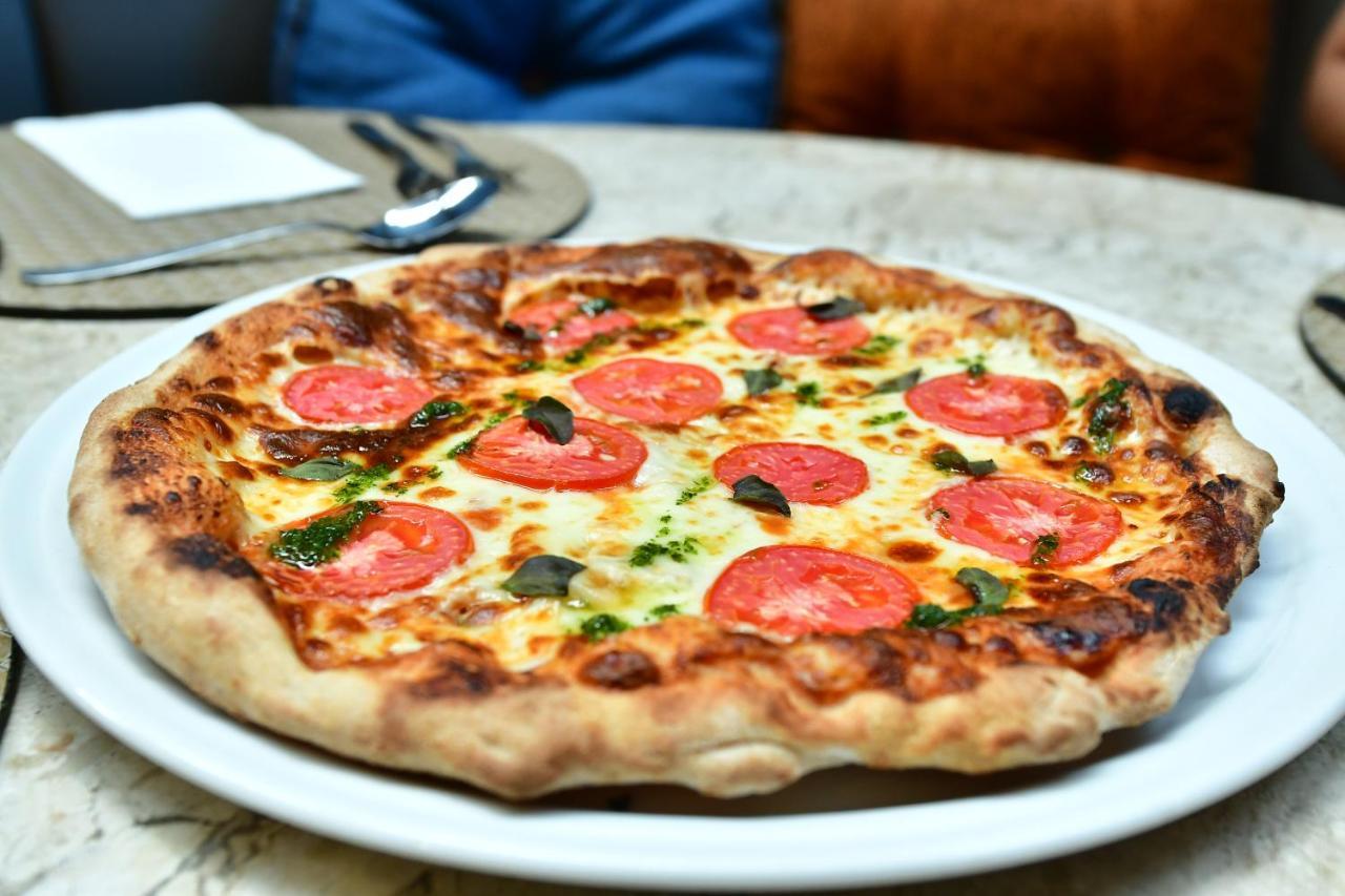 Hotel Atlante Plaza Recife Exterior foto A tomato and cheese pizza